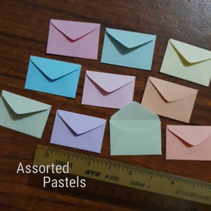 64 Très PETITES enveloppes [2 x 3 cm] miniature de couleur pastel, très petite, très petite enveloppe de couleur, notes de fée des dents de lutin, maison de poupée