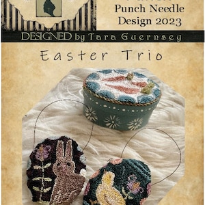 Puede incluir: Tres diseños de bordado con aguja de punzón que representan un conejo de Pascua, un pollito y una cesta de huevos. Los diseños son de forma ovalada y miden aproximadamente 8,9 cm de alto por 6,4 cm de ancho. Los diseños están sobre un fondo marrón claro.