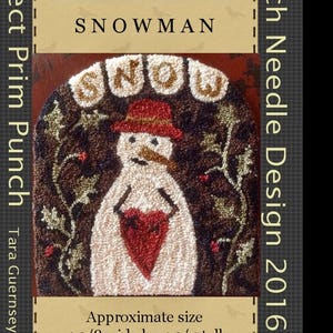 Könnte beinhalten: Ein handgefertigtes Schneemann-Design mit dem Wort „SNOW“ darüber. Der Schneemann hat einen roten Hut und hält ein rotes Herz. Die ungefähre Größe beträgt 11,1 cm breit und 12,1 cm hoch. Das Design ist ein perfekter Prim-Punch.