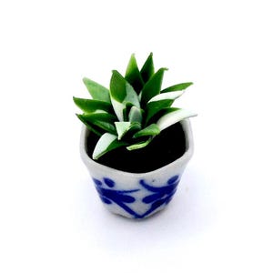 ミニチュアドールハウス用造花、観葉植物、緑の花、粘土ポリマーFimoガーデンフラワー、手作り用品、小さなセラミック鉢 1/12