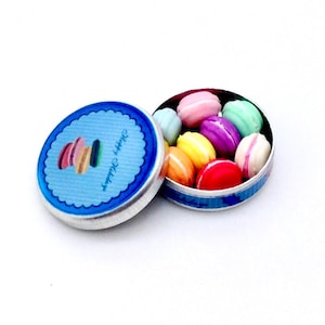 Miniatyr dockhus macarons macarons kakask lera polymer små matvaror sött godis litet metallfodral presentsmycken diorama 1/12