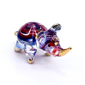 Handblåst glasminiatyrnoshörning liten noshörning liten djur rödblå figur staty liten dekoration samlarfigur liten hantverksdekoration