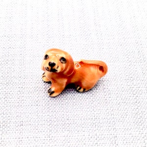Miniaturowy ceramiczny jamnik piesek małe zwierzątko słodkie małe brązowe figurki mała figurka mała dekoracja kolekcjonerska ręcznie malowana figurka