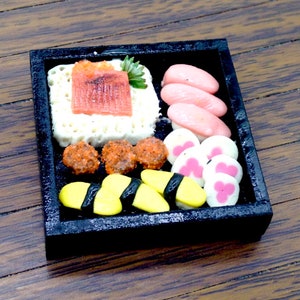 Japanese Sushi Set Miniature Dollhouse Clay Polymer Food Supply Asia Sushis Fish Cute Small Dish Wood Tray Display Jewelry Supplies 1/12