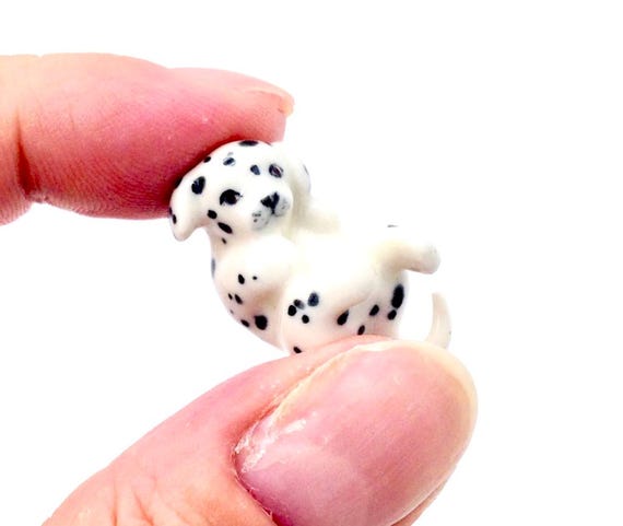 ミニチュアセラミック製ダルメシアン犬、寝そべった動物の赤ちゃん