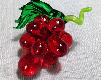 Hand Blown Glass Miniature Bunch of Grape Cute Green Red Grapes Fruit Small Figurine Tiny Statue Decoration Collectible Craft Display Figure