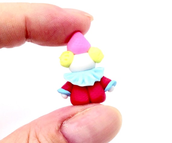 ミニチュア 面白いピエロ 赤 青 ピンク 粘土 ポリマー 小さなドール