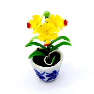 Fiore in miniatura per casa delle bambole, pianta artificiale, orchidea, giallo rosso, argilla polimerica Fimo, fiori da giardino, forniture fatte a mano, piccolo vaso in ceramica decorativo 1/12
