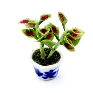 Miniatyr dockhus konstgjorda blommor hus grön röd växt lera polymer liten fimo trädgård handgjorda material liten keramisk kruka display 1/12