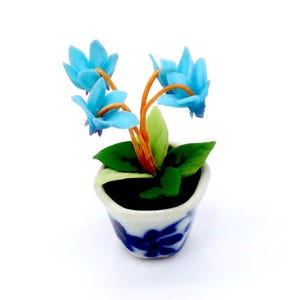 Konstgjord miniatyr dockhusblomma växt cyklamen blå lera polymer trädgårdsblommor handgjorda material liten liten keramisk kruka display 1/12