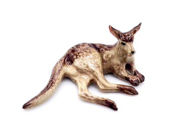 Miniaturowy ceramiczny kangur z Australii, leżące zwierzę, mała brązowo-beżowa figurka, mała statua, mała dekoracja, ręcznie malowana figurka kolekcjonerska