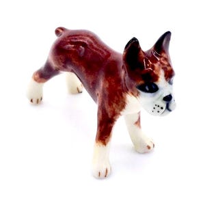 Miniatur Keramik Boston Terrier Hund Tier Kleine weiße Braune Figur Kleine Statue Kleine Dekoration Sammlerstück Handbemalte Figur