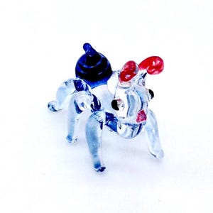 Handgeblasene Miniatur-Ameise aus Glas, kleines Käfertier, blau, schwarz, rot, winzige Statue, Dekoration, Sammlerstück, kleine bemalte Mini-Figur.