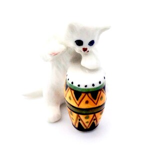 Miniatyr Keramik Kattunge Spelar Musik Congas Trummor Djur Liten Vit Figur Liten Staty Dekoration Hantverk Samlarfigur Målad Figur