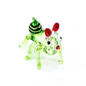 Handgeblasene Miniatur-Ameise aus Glas, kleines Tier, grün-rote Figur, winzige Statue, kleine Dekoration, Sammlerstück, bemalte Mini-Figur