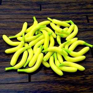 20 Plátanos en miniatura para casa de muñecas, frutas de arcilla polimérica, frutas pequeñas, suministros para plátanos pequeños amarillos y verdes, suministros para joyería y dioramas a escala 1/12.