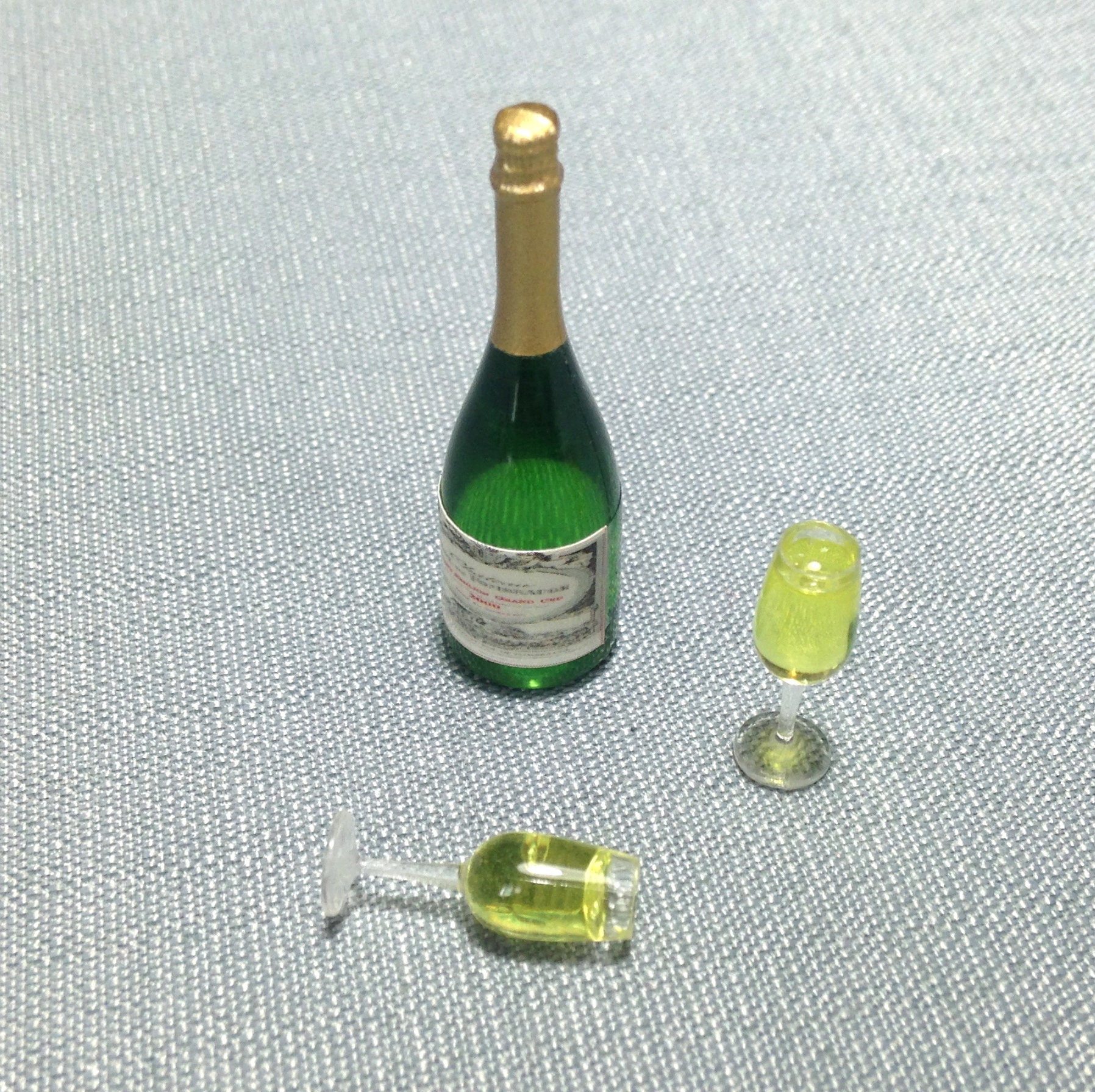 10 Stück Miniatur Wein & Champagner Flaschen – Puppenhaus Zubehör 1:12, Aus Kunststoff