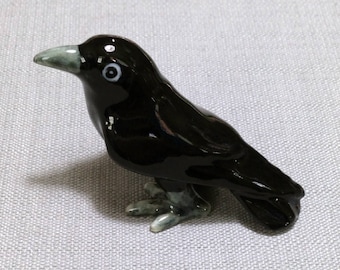 Miniatur-Keramik-Krähe-Vogel-Tier, niedliche kleine schwarz-graue Figur, kleine Statue, kleine Dekoration, handbemalte Sammlerfigur, Deko-Dekor