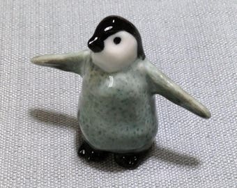 Miniatur Keramik Baby Pinguin Auk Tier niedlich kleine kleine schwarz grau Figur Statue Dekoration Hand bemalt Sammler Handwerk Figur Deco