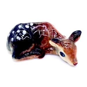 Cerf fauve miniature en céramique endormi, petite figurine brune blanche, petite statue, petite décoration, figurine de collection peinte à la main