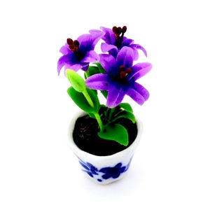 Konstgjord blomma liten växt lilja lila miniatyr dockhus lera polymer fimo trädgårdsblommor handgjorda material mini keramisk kruka dekoration 1/12