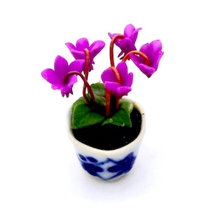 Miniatura per casa delle bambole, fiore artificiale, piantina minuscola, ciclamino, argilla viola, polimero Fimo, fiori da giardino, forniture fatte a mano, vaso in ceramica, decorazione 1/12