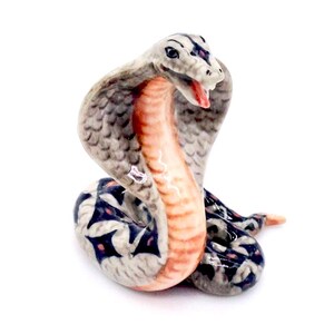 Miniatura de cerâmica King Cobra Cobra Réptil Animal Bonito Pequeno Cinza Laranja Preto Estatueta Estátua Decoração Colecionável Figura Pintada à Mão