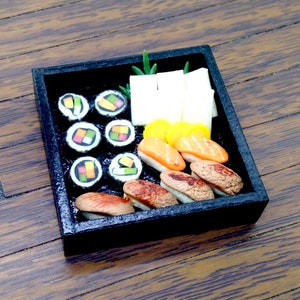 Japanese Sushi Set Miniature Dollhouse Clay Polymer Food Supply Asia Sushis Fish Cute Small Dish Wood Tray Display Jewelry Supplies 1/12