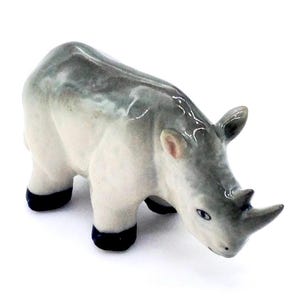 Miniatyr keramik noshörning stående djur liten grå figur liten staty liten dekoration handmålad samlarfigur hantverk