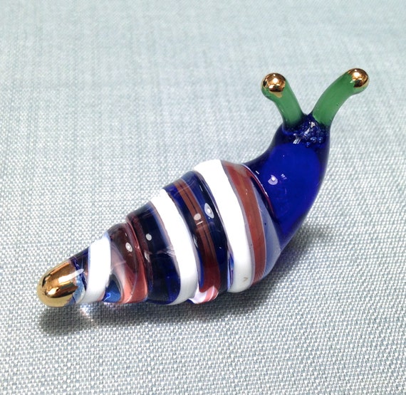Hand Blown Glass Funny Caterpillar Worm Animal Blue Green White Figurine Statue Decoration Collectible Small Miniature Hand Painted Deco Hand Blown Glass Funny Caterpillar Worm Animal Blue Green White Figurine Statue Decoration Collectible Small Miniature Hand Painted Deco