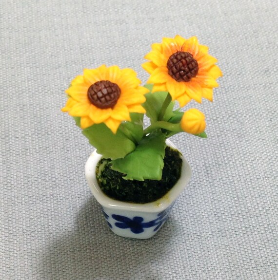 Dollhouse Miniature 1:12 Scale Yellow /& White Flowers in a White Ceramic Pot