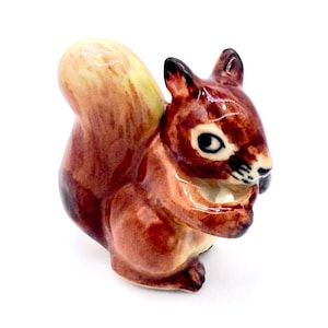 Miniatuur keramische eekhoorn dier klein bruin geel wit beeldje klein standbeeld kleine decoratie handgeschilderde ambachtelijke verzamelfiguur