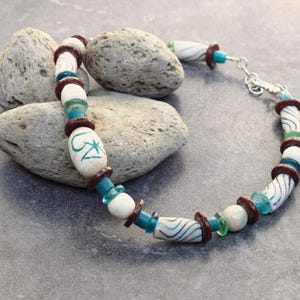 Tribal-Halskette mit klobigen afrikanischen Glasperlen & Naga Muschel Fokalperle, weiße, türkisfarbene Primitiv-Halskette