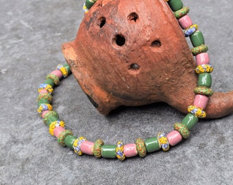 Collier tendance coloré avec perles africaines en verre et céramique, gros collier bohème, bijoux tribaux, rose ancienne vert mousse