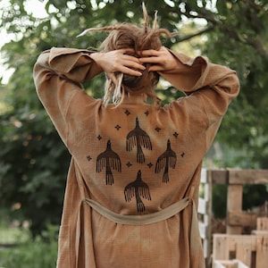 Kimono Robe mit Vogel-Block-Print in Ton und Salbei - Handmade Chic Lounge Wear