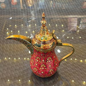 手描きの真鍮製アラビア風ダラーコーヒーポットと真鍮製グラス6