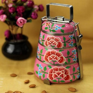 Kaushalam pintada à mão lancheira de 3 camadas Arte da Caxemira - Um dabba, ou porta-tiffin de estilo indiano, presente para ela, hora do almoço divertida, rosa