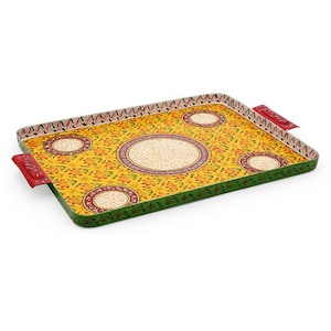 Könnte beinhalten: Ein rechteckiges Serviertablett mit gelbem Hintergrund und grünem Rand. Das Tablett ist mit einem floralen Muster und mehreren kreisförmigen Designs in Rot, Weiß und Gelb verziert. Das Tablett hat zwei rote Griffe.