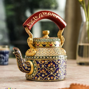 Théière peinte à la main, bouilloire Kaushalam, bouilloire Chai, bouilloire à thé traditionnelle indienne, infuseur de thé, cadeau pour les amateurs de thé, pot de designer