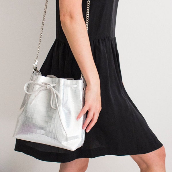 Silver Leather Bucket bag, Pearlwhite Leather shoulder bag, Metallic drawstring bag, Elegant Crossbody Purse, White Leather Duffle Bag
