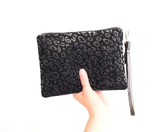Bolso grande de piel metalizada con estampado de leopardo, monedero con cremallera de piel de peltre con estampado de leopardo, neceser minimalista en gris y negro, clutch con diseño de guepardo.