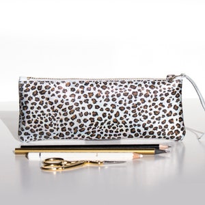 Astuccio portapenne leopardato argentato, astuccio portapenne leopardato metallizzato, astuccio per cosmetici in pelle, astuccio per matite per artisti, astuccio in pelle leopardata, astuccio per pennelli da trucco