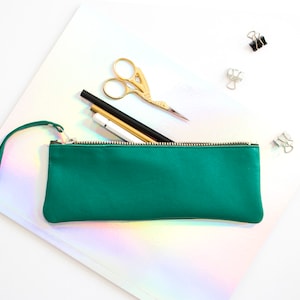 Astuccio portapenne in pelle verde, astuccio porta agenda verde, borsa cosmetica sottile in pelle, astuccio portapenne per artisti, astuccio con cerniera verde fresco, astuccio portapenne piatto verde