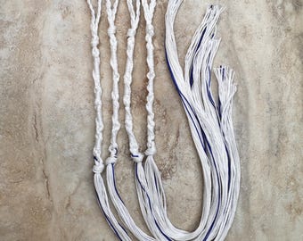 Pleciona pętla Tzitzit 4 szt., biała z cienkim niebieskim