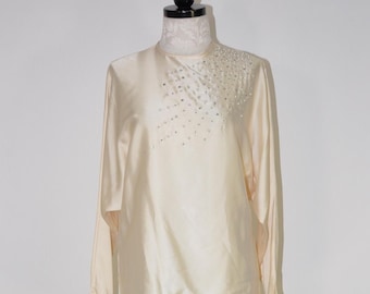 Blusa de seda color crema con pedrería de los años 90 / top vintage con adornos de perlas de los años 90