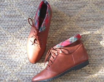 Klasyczne brązowe skórzane botki z lat 80. / świąteczne sznurowane botki z wykończeniem w kratę 7