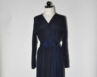 Robe en soie bleu marine des années 70 / robe portefeuille en soie des années 1970 / robe vintage à manches longues