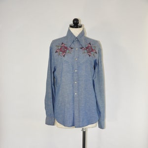 Haut en jean bleu matelassé des années 1970 / chemise camp en chambray des années 70 / chemise western boutonnée