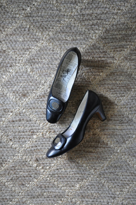60s black leather pumps / 1960s mod leather shoes