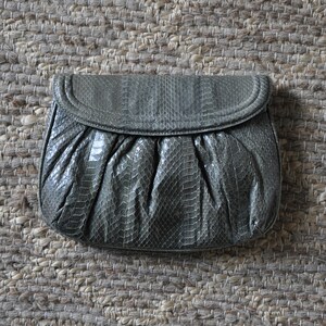 Bolso de mano de piel de serpiente gris de los años 80 / Bolso de hombro pequeño de los años 80 / Monedero vintage tipo sobre